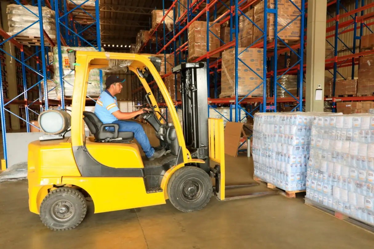 PIB de Goiás Cresce 7,7% em Outubro, Impulsionado por Indústria e Serviços