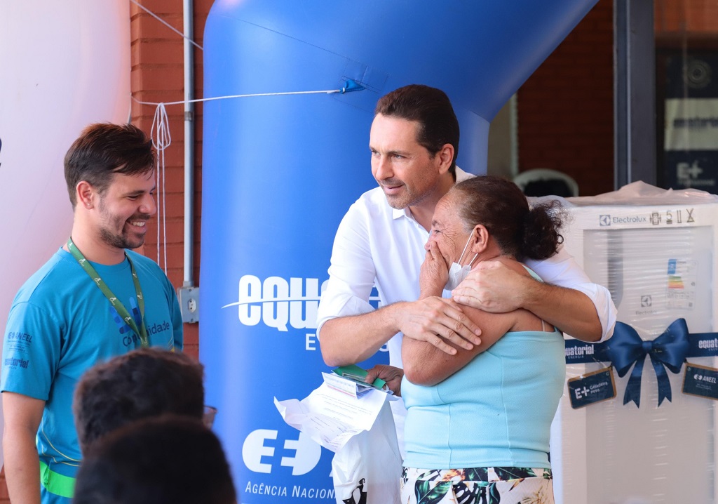Prefeito Vilela e Equatorial distribuem 40 geladeiras para famílias carentes