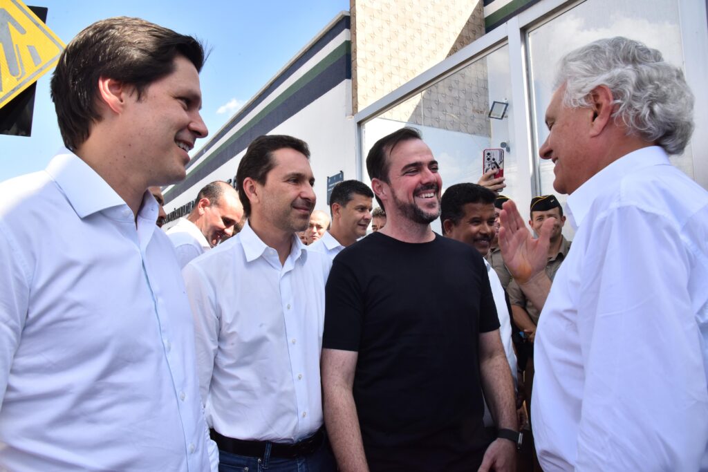 Vilela e Caiado destacam compromisso com educação em entrega do Bolsa Uniforme