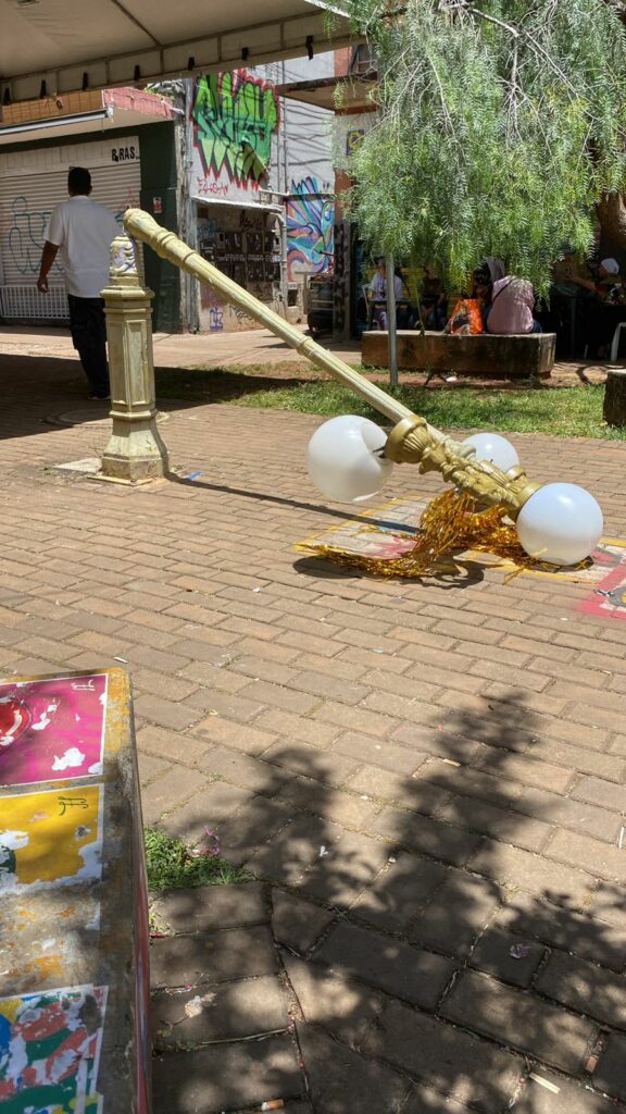 Comurg restaura poste decorativo vandalizado na Rua do Lazer