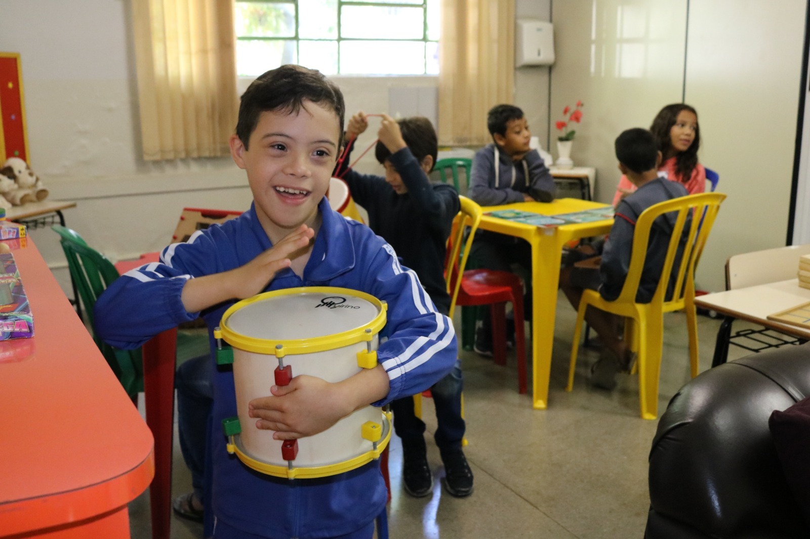 SME promove troca de meias em campanha de inclusão sobre Síndrome de Down