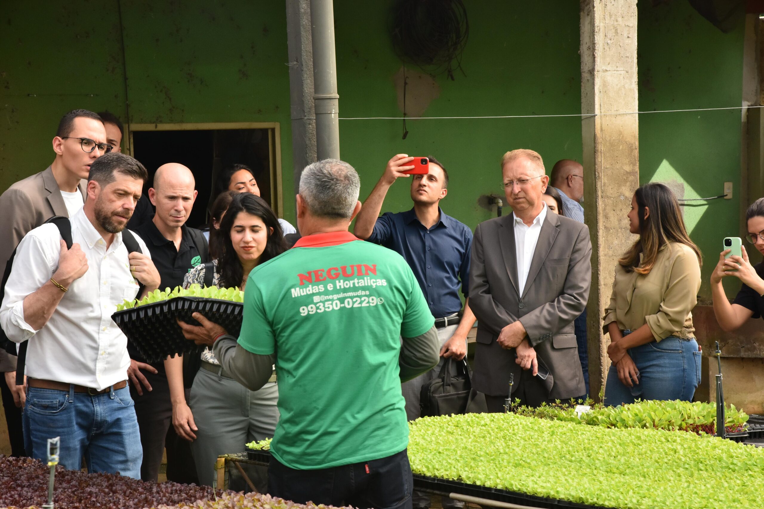 Delegação israelense visita viveiro em Aparecida para cooperação tecnológica no agronegócio