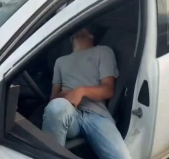 Homem embriagado causa colisão e é preso após dormir no carro em Aparecida de Goiânia