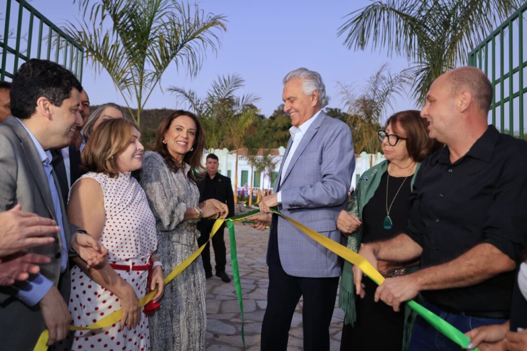 Governo de Goiás entrega reforma do Palácio da Instrução em Goiás
