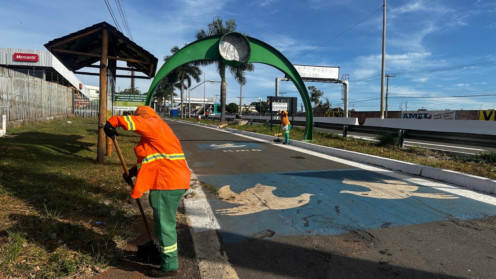 Comurg reforça limpeza e manutenção da GO-060 para a Romaria do Divino Pai Eterno