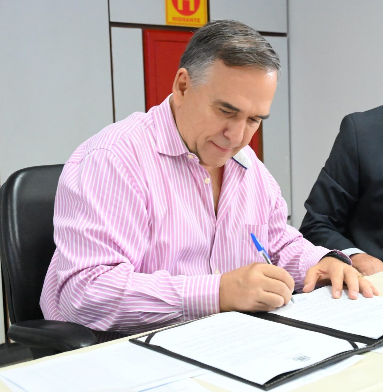 Mabel eleva piso dos professores a R$4.867,77 e concede bônus de R$850 a 6 mil servidores