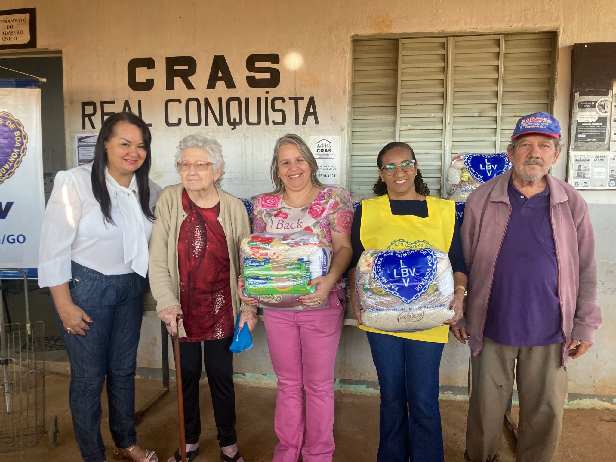 Goiânia entrega 100 cestas de alimentos a famílias do CRAS Real Conquista