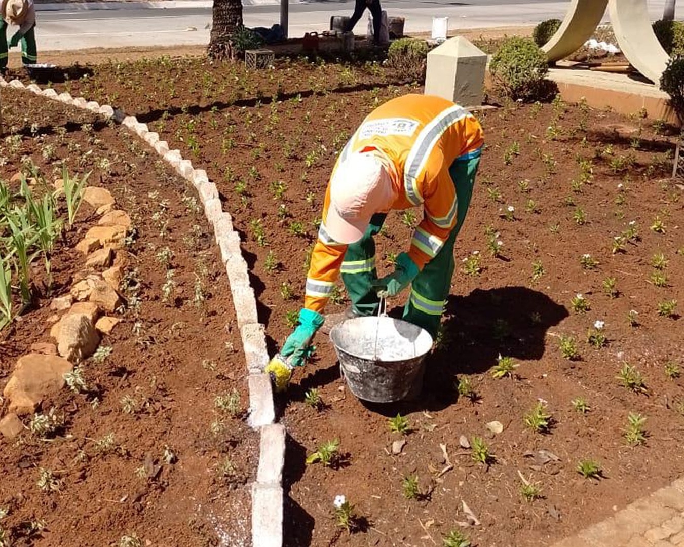 Comurg revitaliza 26 praças de Goiânia com limpeza e paisagismo