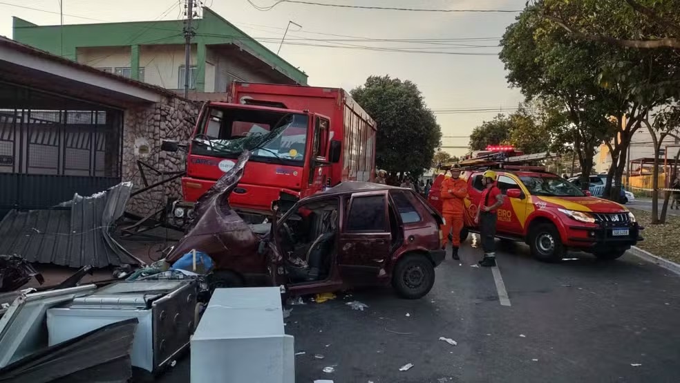 Colisão entre carro e caminhão em Aparecida de Goiânia deixa um morto e seis feridos