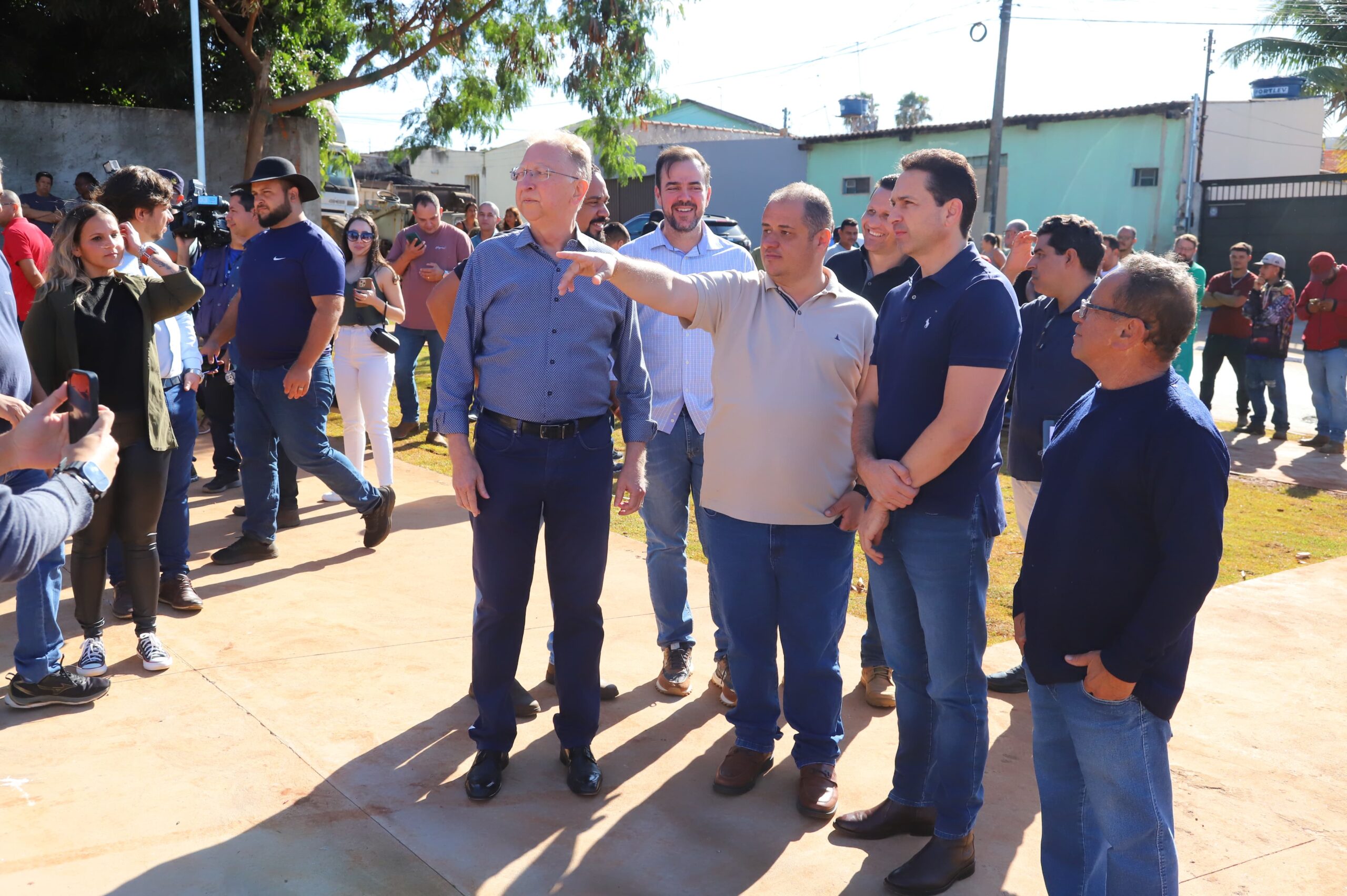 Vilela inspeciona mutirão de zeladoria no Mont Serrat, em Aparecida de Goiânia