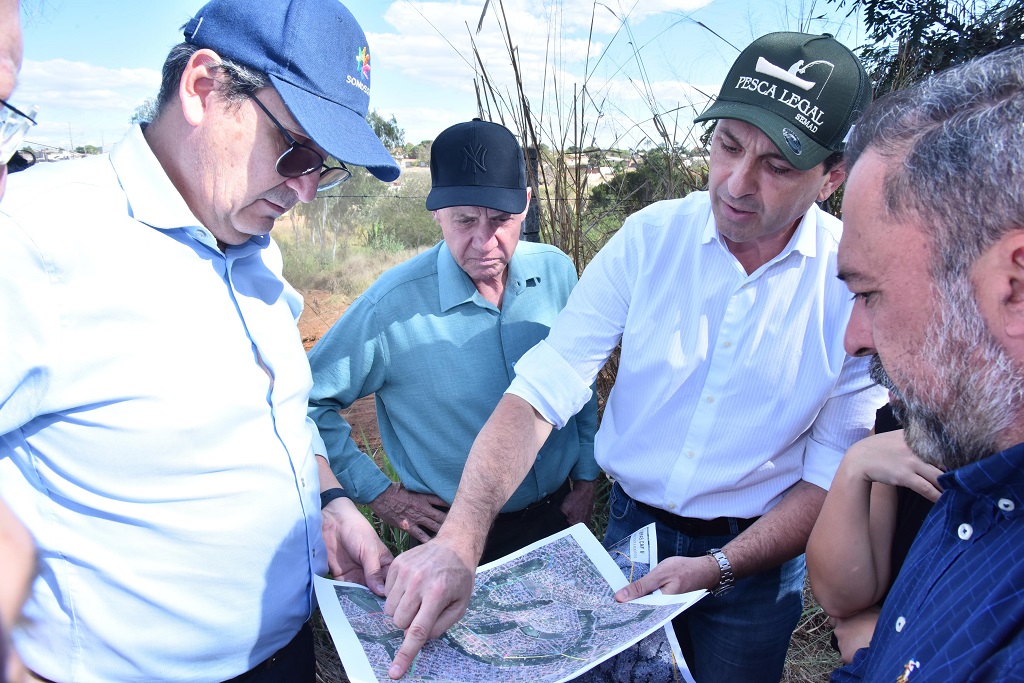 Vilela vistoria obras dos eixos estruturantes em Aparecida de Goiânia