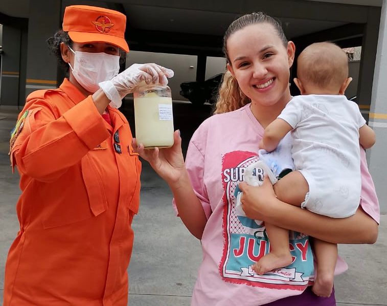 Coleta domiciliar de leite materno: parceria entre Hemu e Bombeiros atende bebês em Goiás