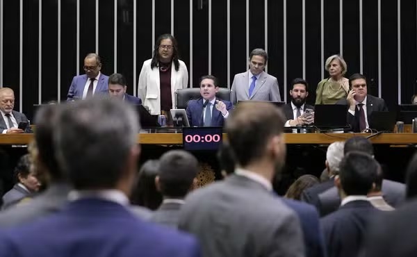PEC da Blindagem dificulta prisão e processos de deputados e senadores