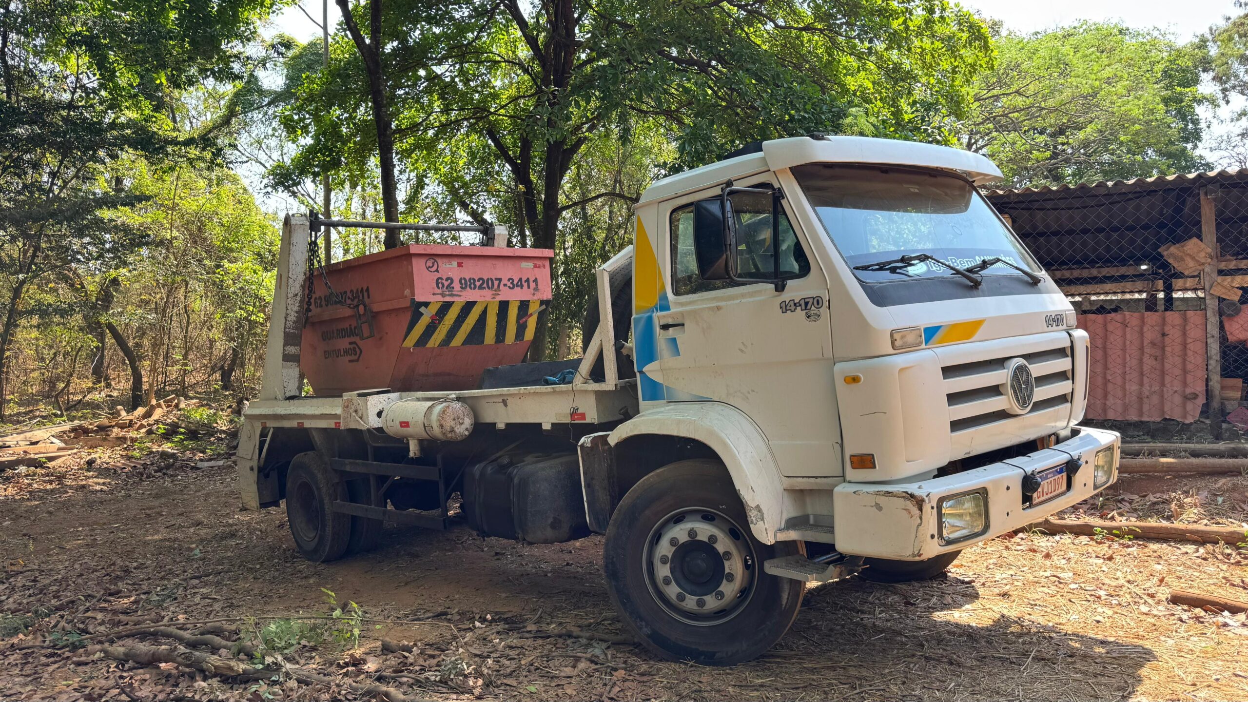 Guarda Civil apreende caminhão por descarte irregular no Buriti Sereno