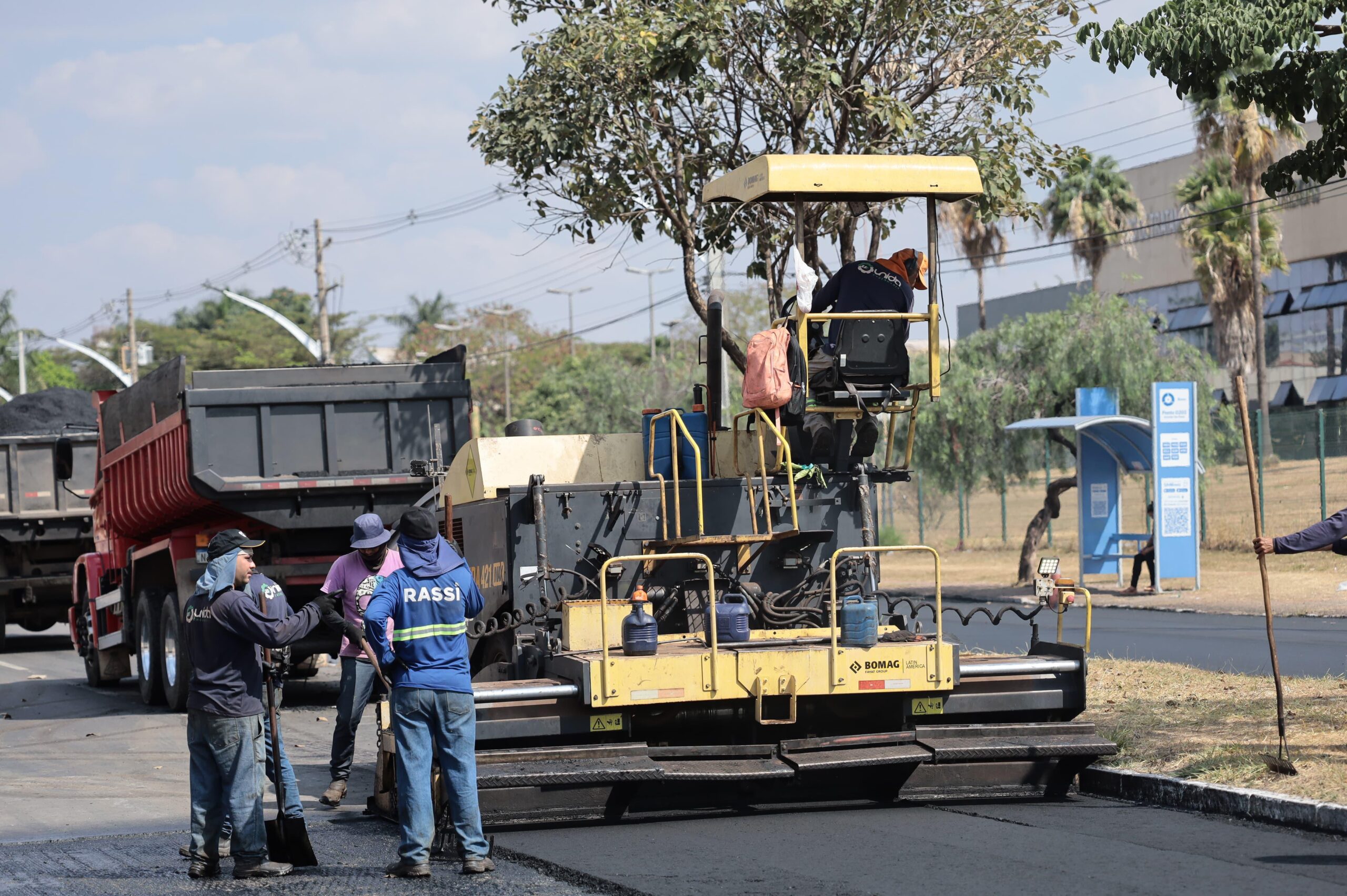 Programa Goiás em Movimento recapa vias do Setor Garavelo em Aparecida de Goiânia
