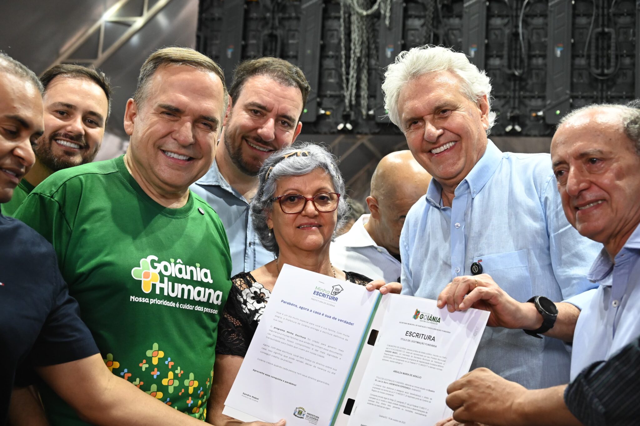 Goiânia: Sandro Mabel entrega 1,1 mil escrituras e 800 cestas no Goiânia + Humana