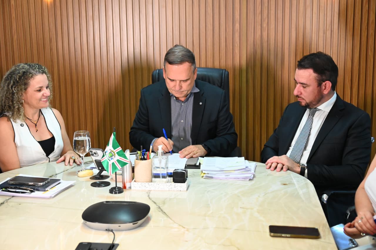 Prefeito Sandro Mabel anuncia bônus de fim de ano para servidores da Educação