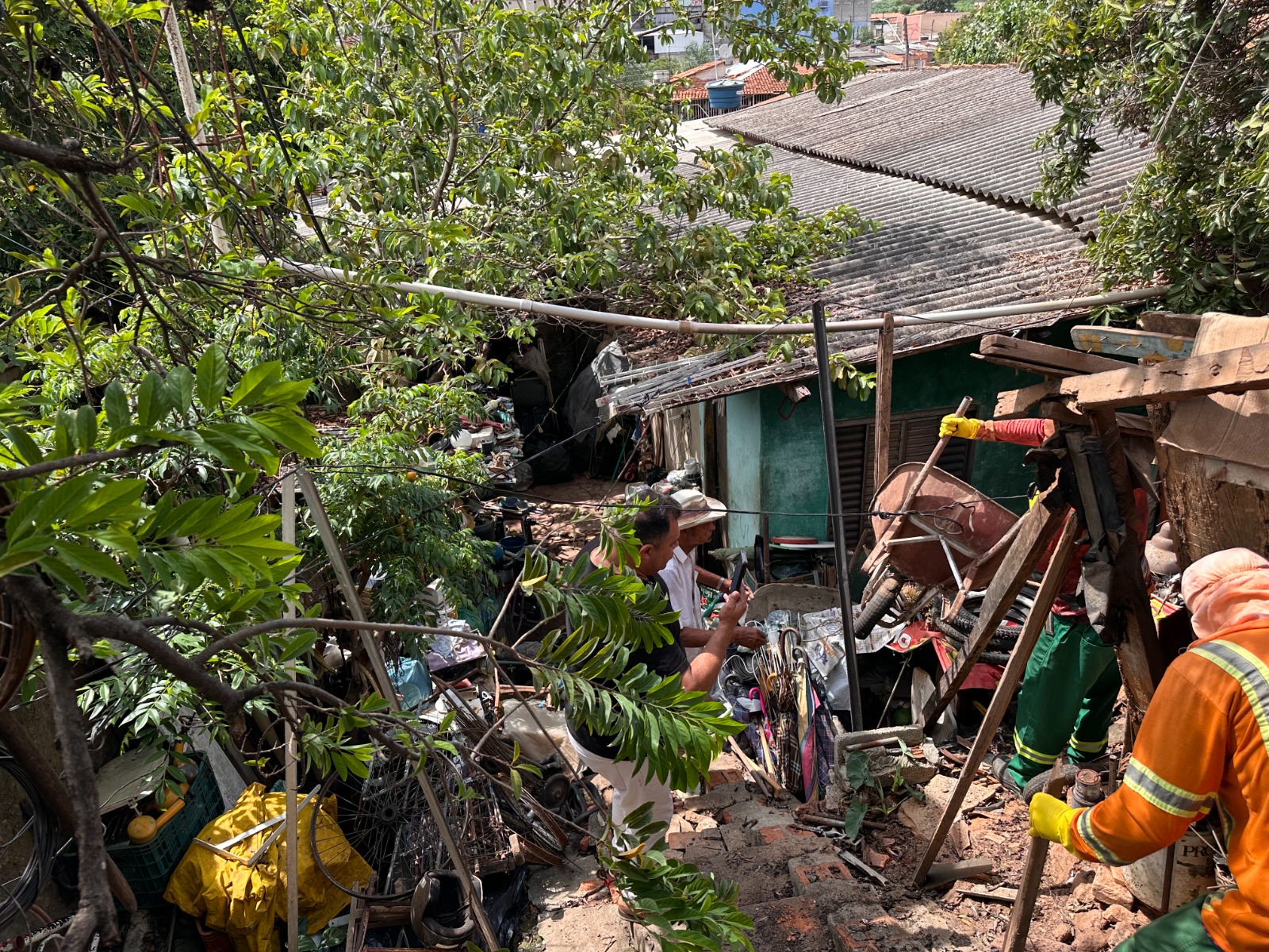 Prefeitura de Goiânia remove 12 toneladas de lixo de imóvel de acumulador