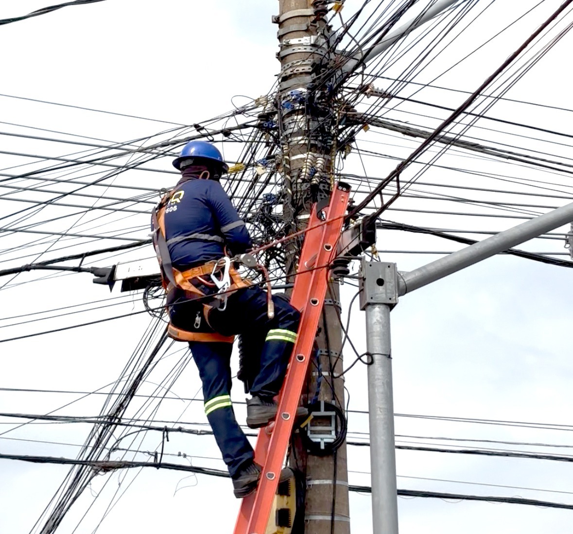 Goiânia tem novo número para denúncias de fios baixos, soltos ou caídos