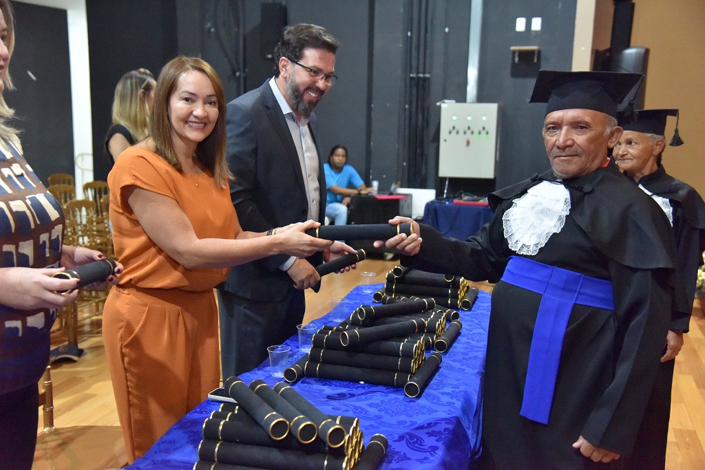 Prefeitura de Aparecida forma 199 moradores em curso de alfabetização