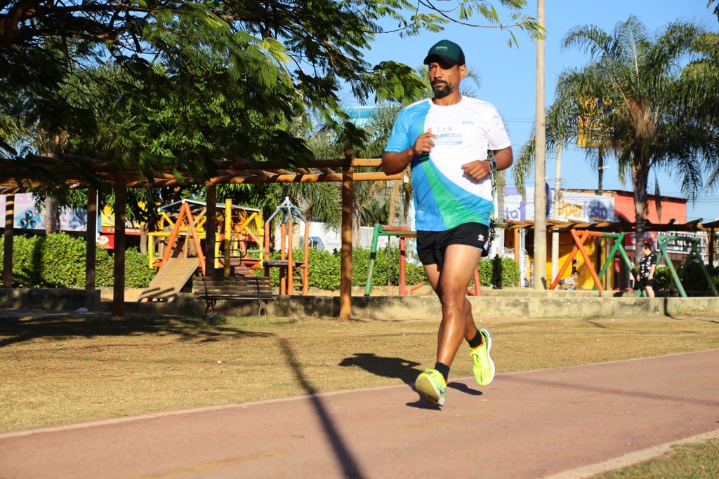 Ultramaratonista faz 62 km em esteira pelos 62 anos de Aparecida de Goiânia