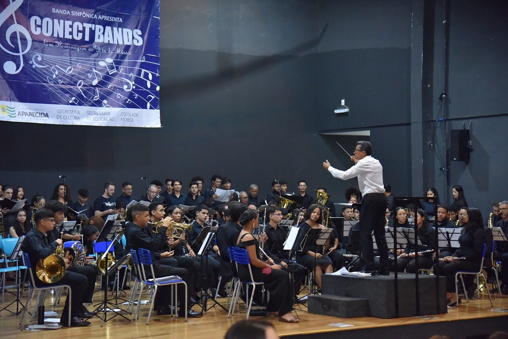 Concerto de fim de ano da Escola de Música de Aparecida emociona no Anfiteatro Municipal