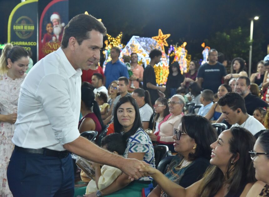 Cantata de Natal emociona famílias na Praça da Cidade Administrativa de Aparecida de Goiânia