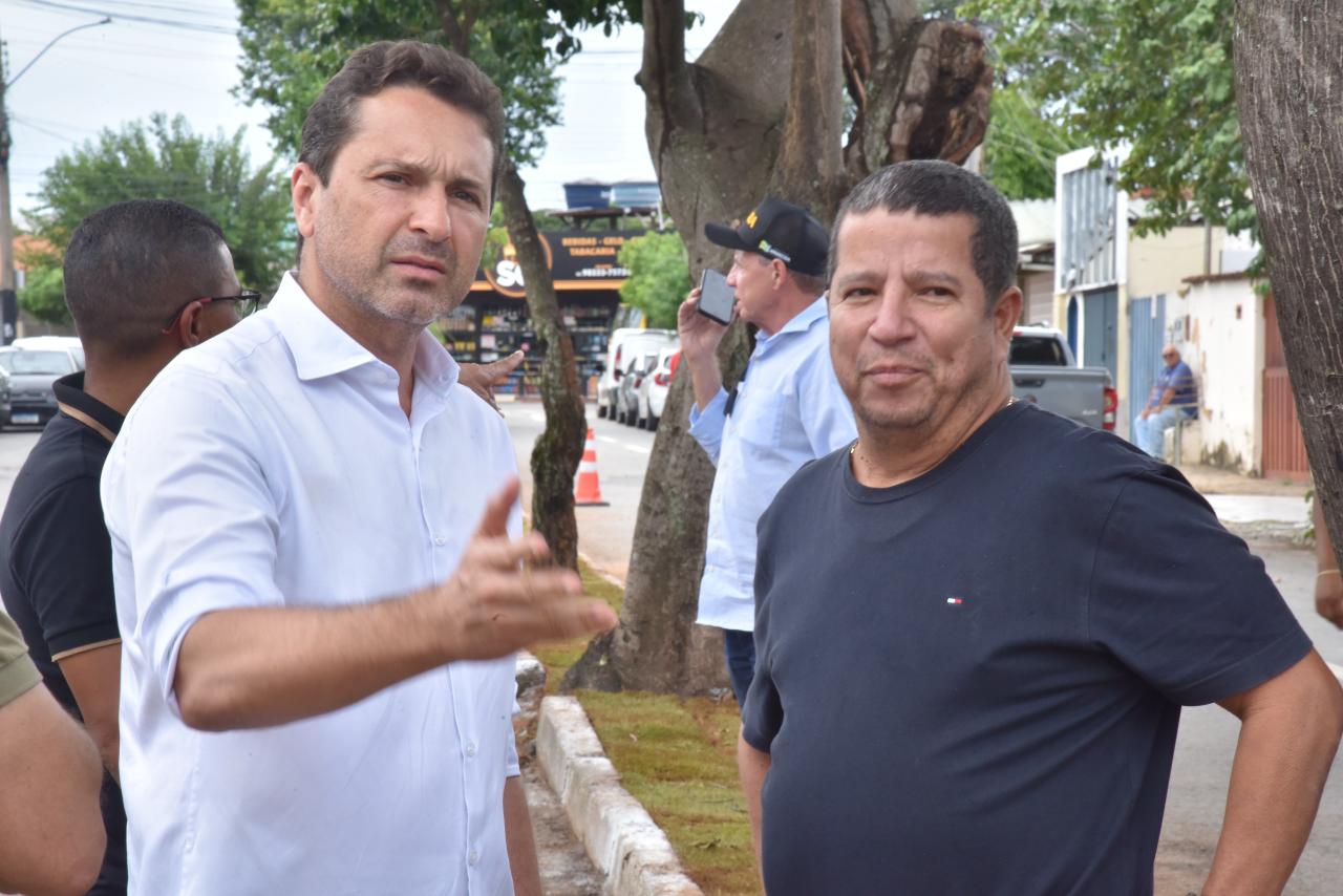 Prefeitura de Aparecida inicia plantio de grama esmeralda em canteiros centrais de avenidas