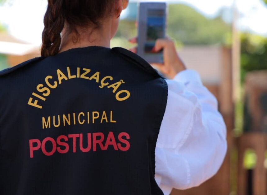 Prefeitura intensifica fiscalização da limpeza de calçadas e lotes baldios em Aparecida