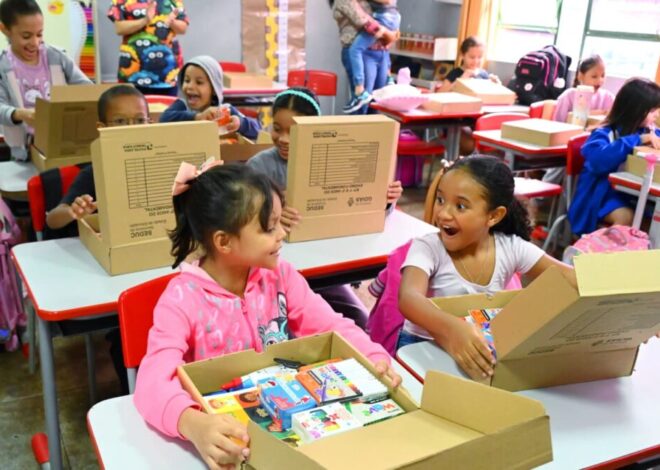 Mabel inicia entrega de mais de 120 mil kits escolares na rede municipal de Educação de Goiânia