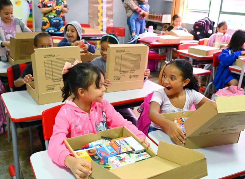 Mabel inicia entrega de mais de 120 mil kits escolares na rede municipal de Educação de Goiânia