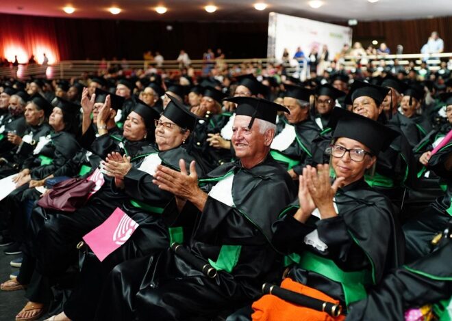 45 idosos de Aparecida se formam em curso de inclusão digital do Governo de Goiás