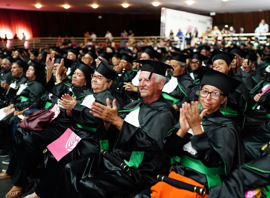 45 idosos de Aparecida se formam em curso de inclusão digital do Governo de Goiás