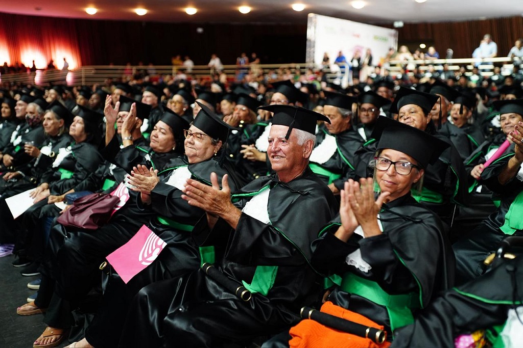 45 idosos de Aparecida se formam em curso de inclusão digital do Governo de Goiás