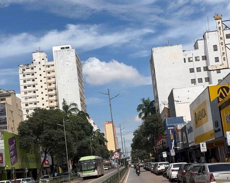 Prefeitura de Goiânia realiza operação de reordenamento urbano na região Central para desobstrução de calçadas