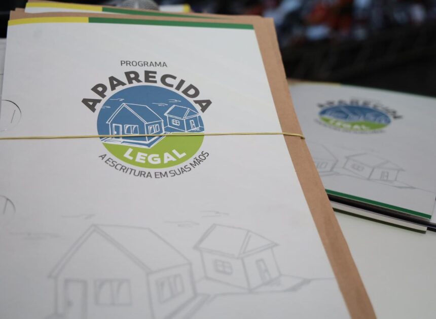 PREFEITURA ENTREGA 93 ESCRITURAS DEFINITIVAS A FAMÍLIAS DE 12 BAIRROS EM APARECIDA