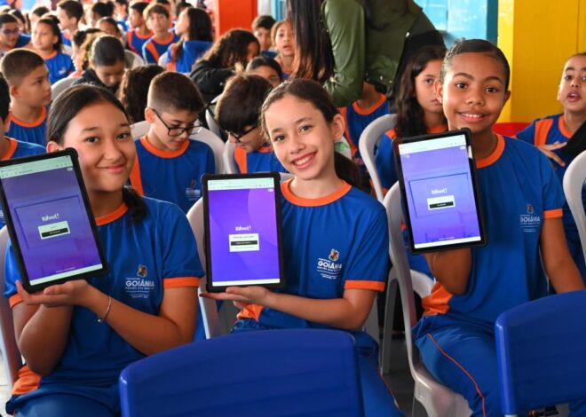 Mabel entrega primeiros tablets para alunos da educação municipal de Goiânia