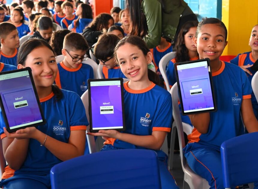 Mabel entrega primeiros tablets para alunos da educação municipal de Goiânia