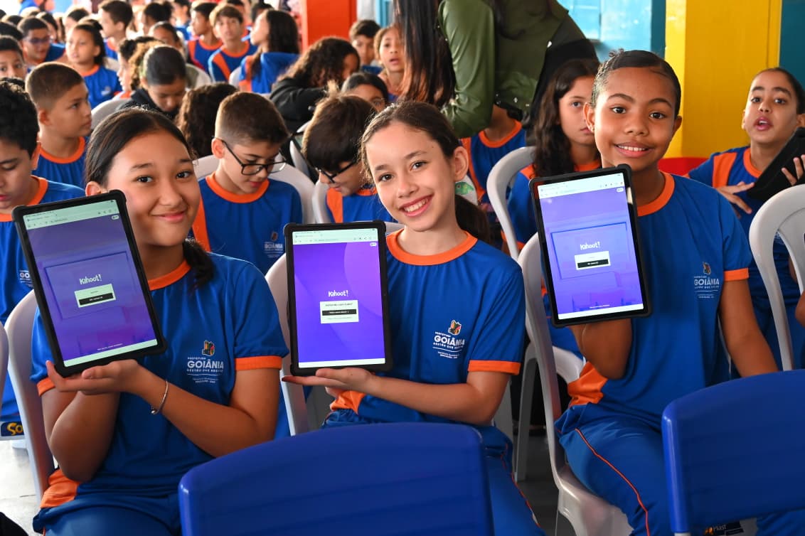 Mabel entrega primeiros tablets para alunos da educação municipal de Goiânia