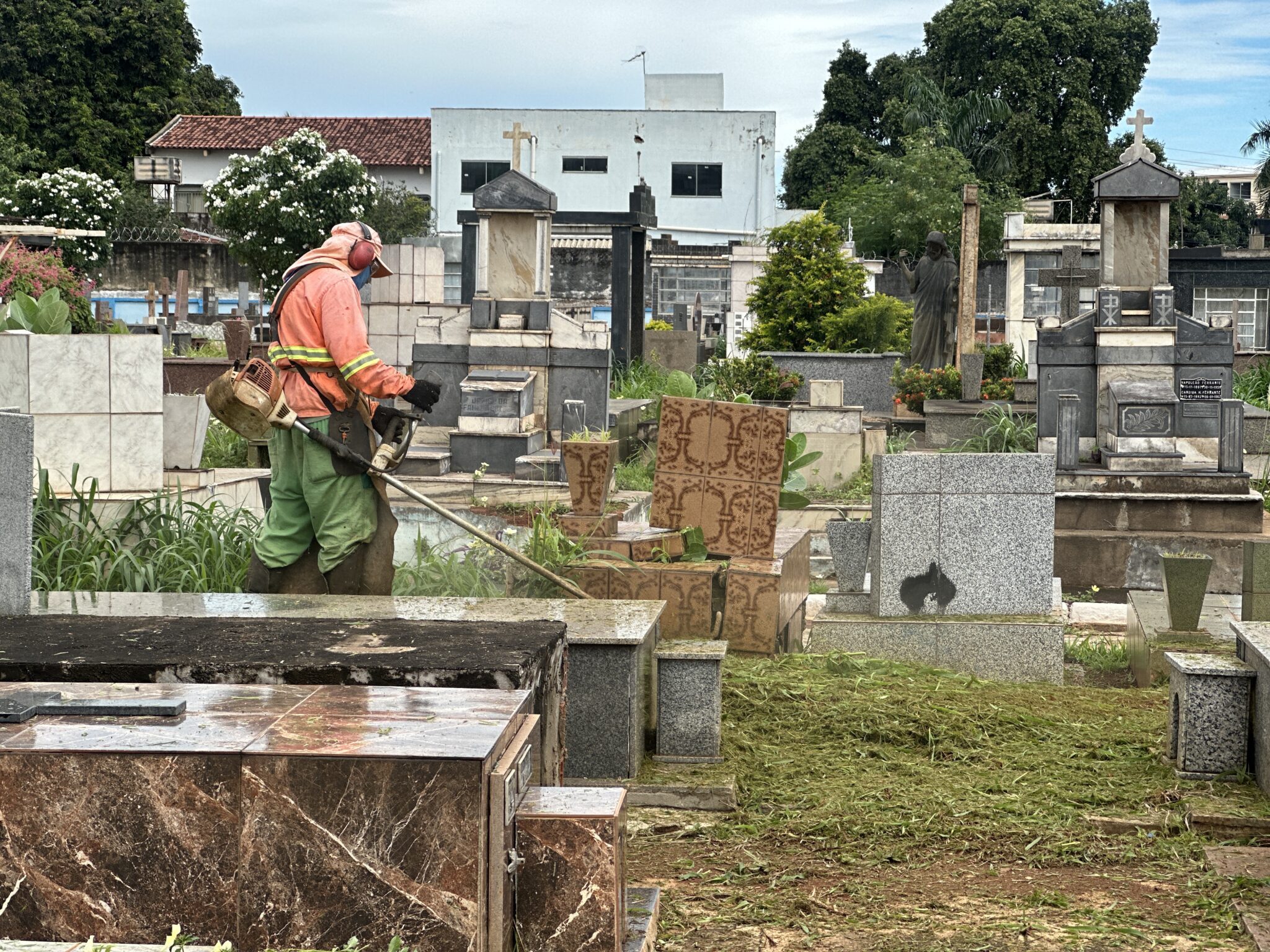 Comurg realiza força‑tarefa de limpeza e manutenção no Cemitério Parque