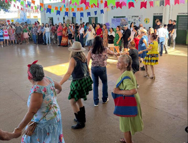 Bailão 60+ reúne 500 idosos em tarde de diversão, cultura e serviços