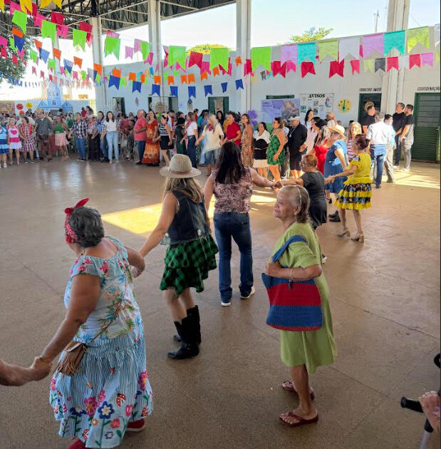 Bailão 60+ reúne 500 idosos em tarde de diversão, cultura e serviços