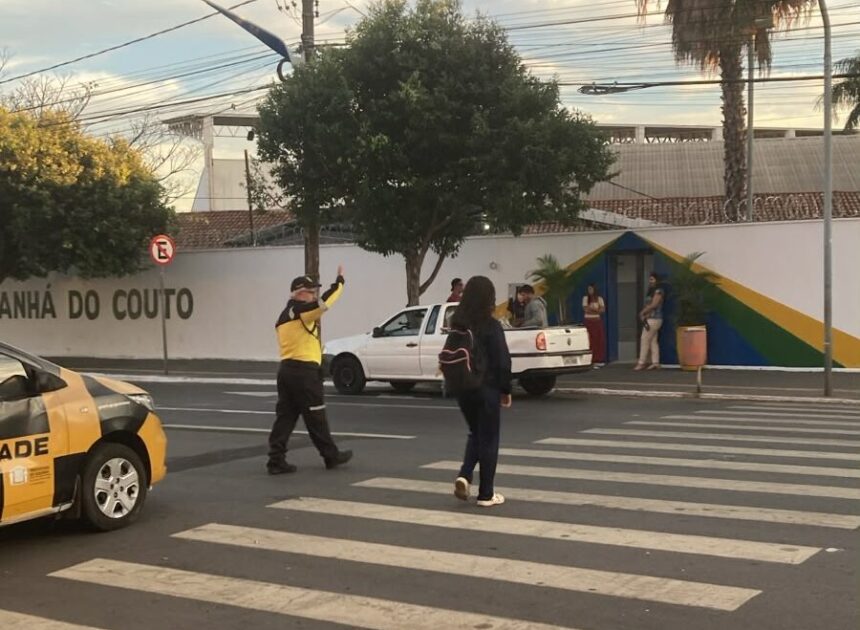 SET intensifica orientações no trânsito durante a volta às aulas em Goiânia