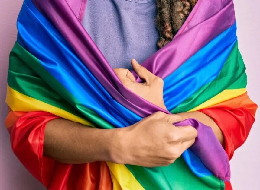 Justiça garante mamoplastia a mulher trans após negativa de plano de saúde