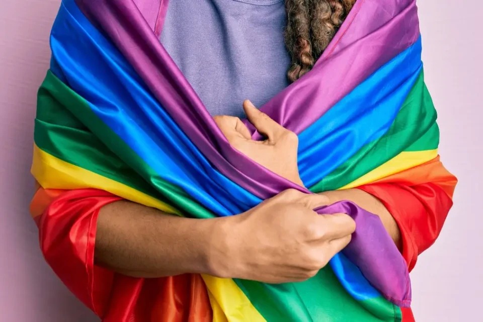 Justiça garante mamoplastia a mulher trans após negativa de plano de saúde