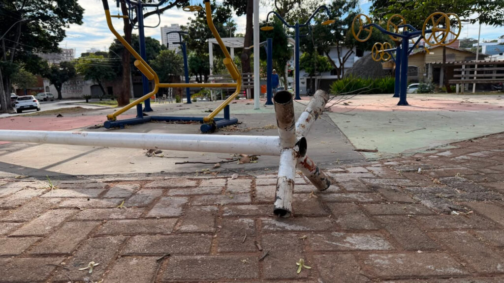 Vândalos danificam equipamentos em praças recém‑revitalizadas pela Prefeitura de Goiânia