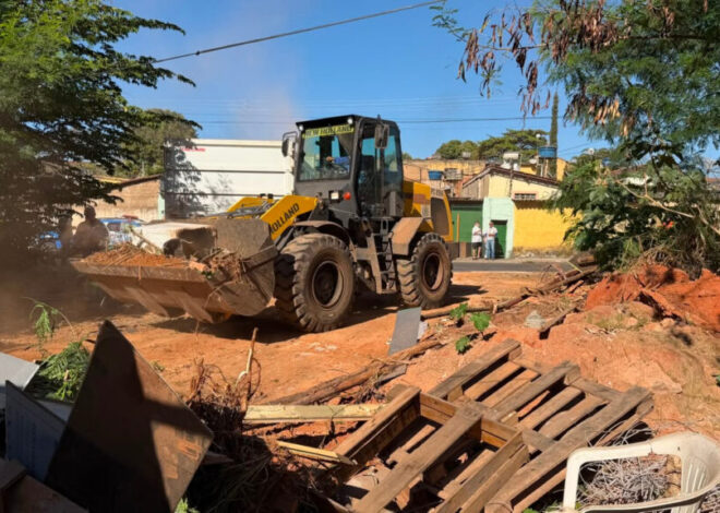 Prefeitura de Goiânia retira 72 toneladas de lixo e entulho de imóvel de acumulador na Vila Santana