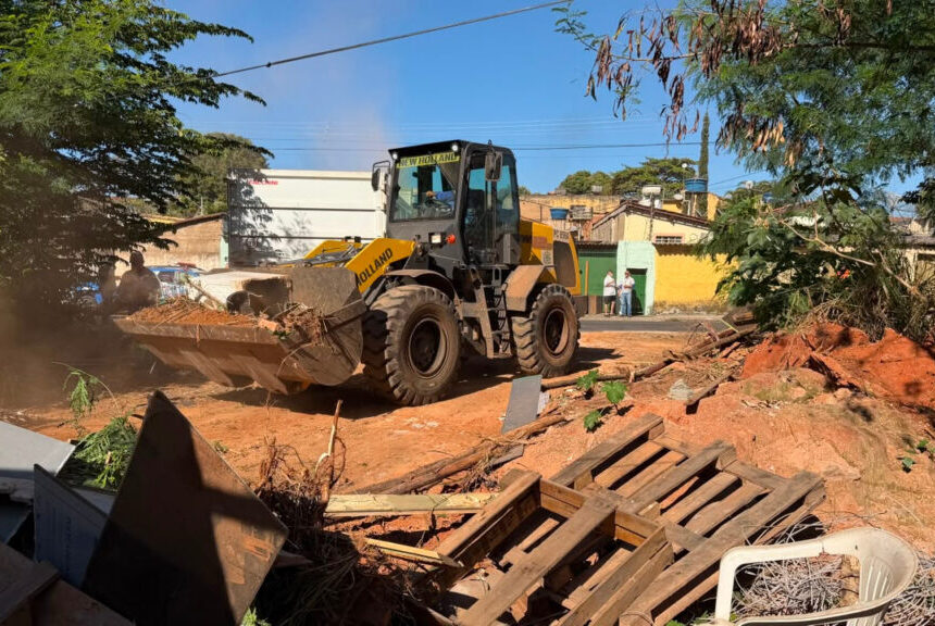 Prefeitura de Goiânia retira 72 toneladas de lixo e entulho de imóvel de acumulador na Vila Santana