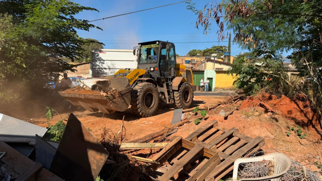 Prefeitura de Goiânia retira 72 toneladas de lixo e entulho de imóvel de acumulador na Vila Santana