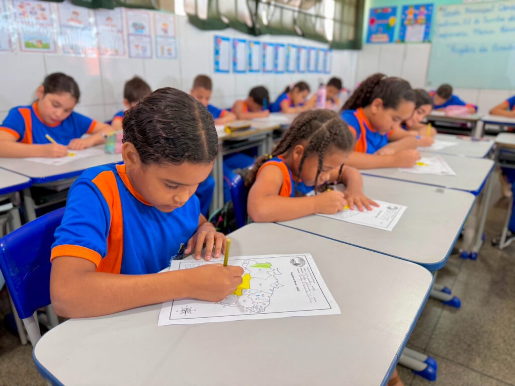 PGM prepara ação judicial para manter aulas durante greve da Educação